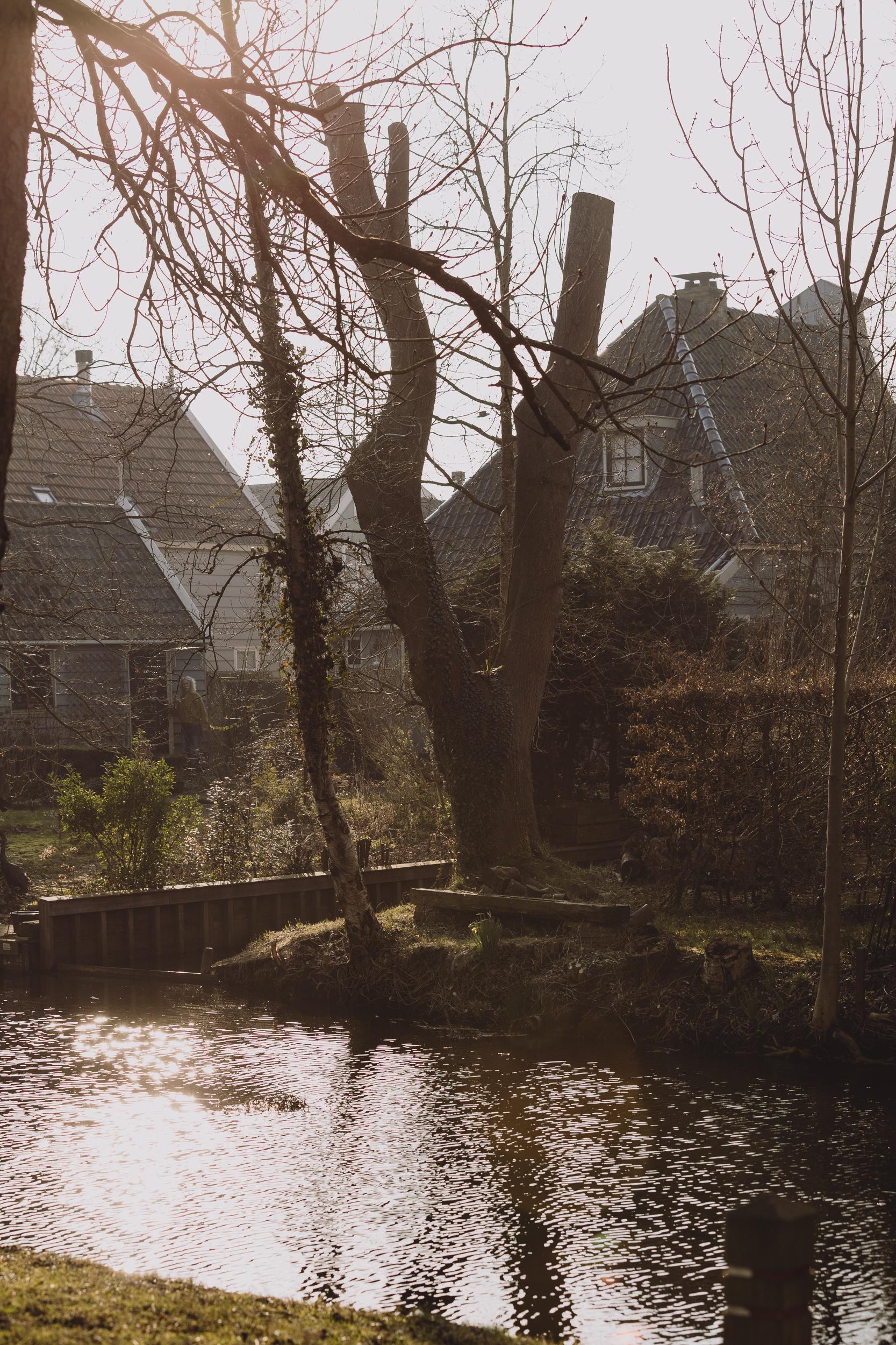 Weerspiegeling van de zon op het water voor het Broeker Huis