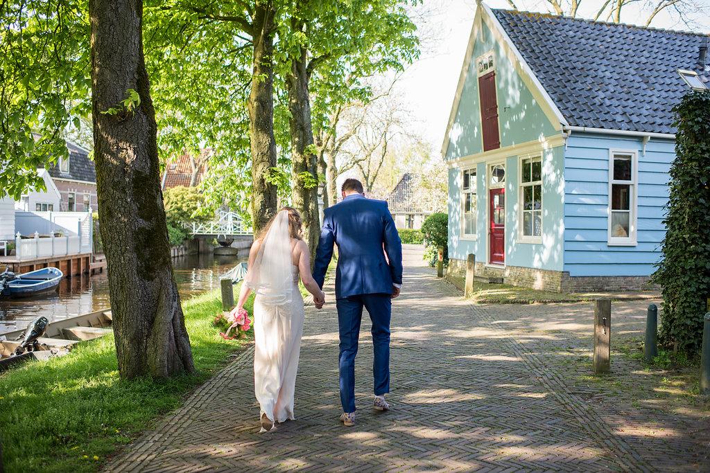 Bruid en bruidegom voor Het Broeker Huis – trouwlocatie in monumentaal dorpshuis