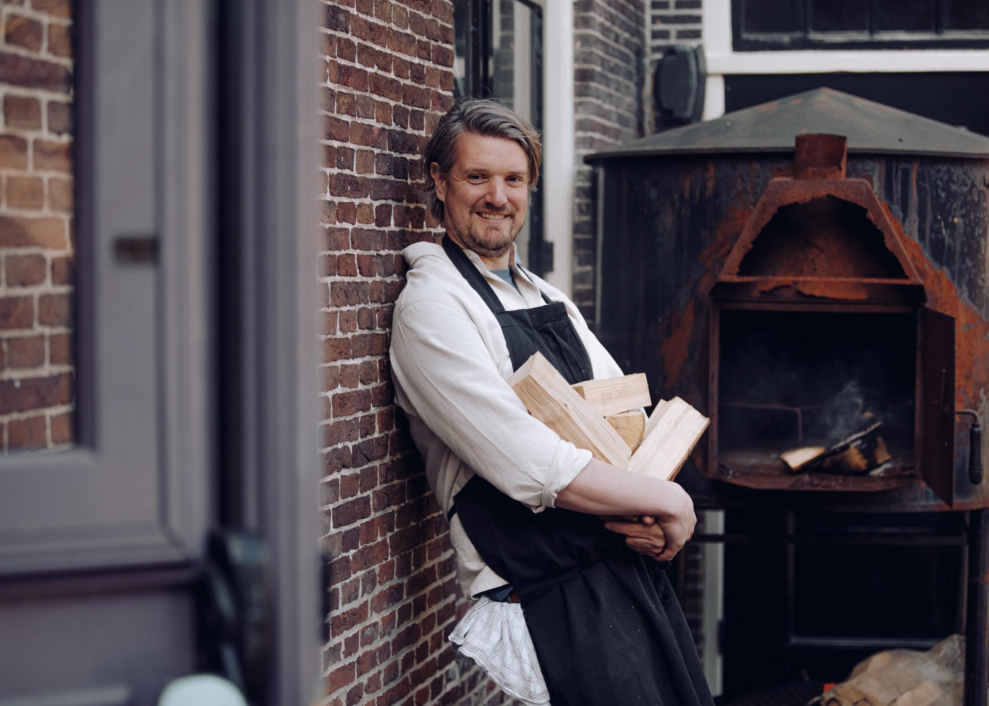 Chef Thijs Steur (voormalig Vuurtoreneiland) voor de houtoven bij Het Broeker Huis – trouw- en feestlocatie