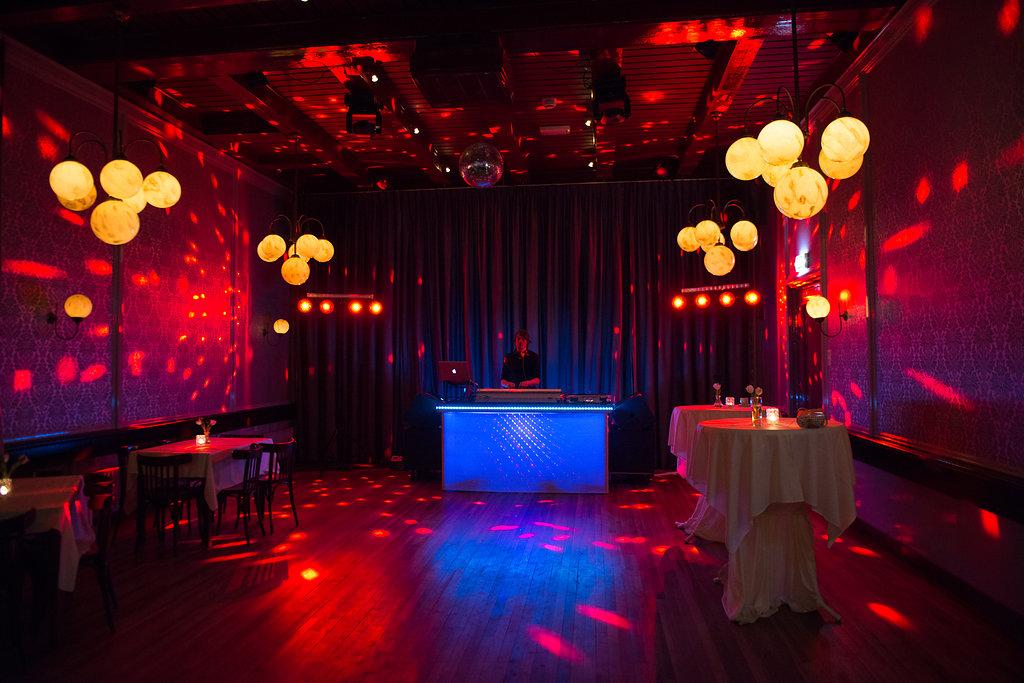 DJ en lichtshow tijdens feest in de Grote Zaal van Het Broekerhuis
