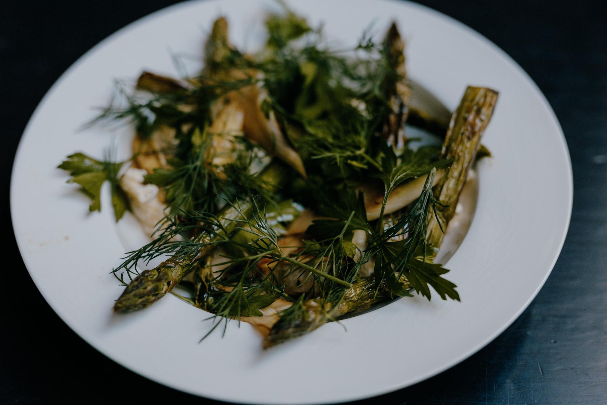 Geroosterde asperges van houtvuur met pistou en dille in restaurant Broeker Huiskamer