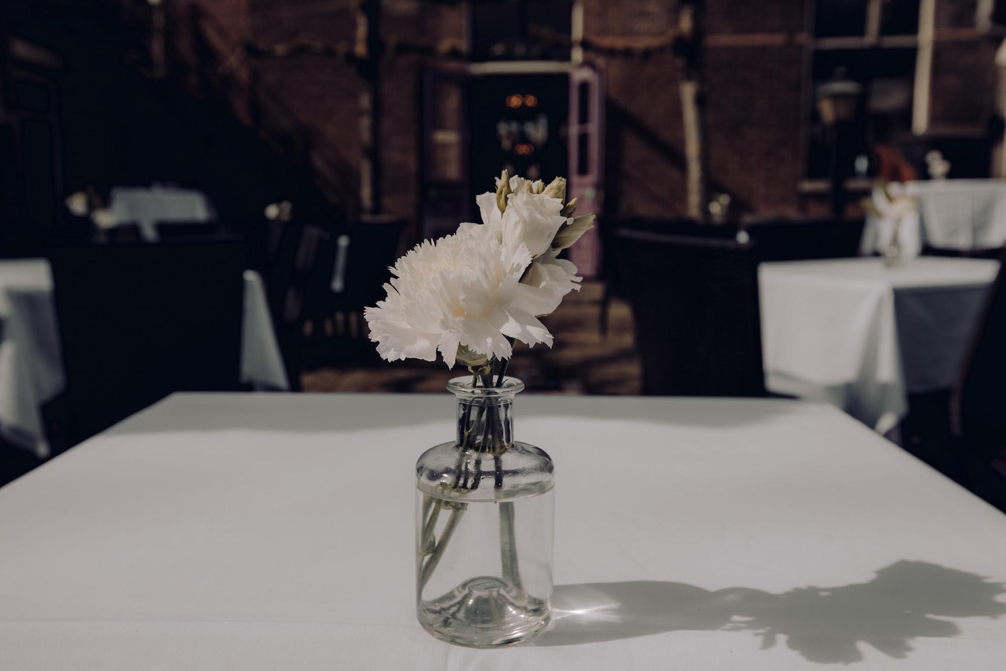 Zicht op de romantische binnenplaats met bloemen op een tafel