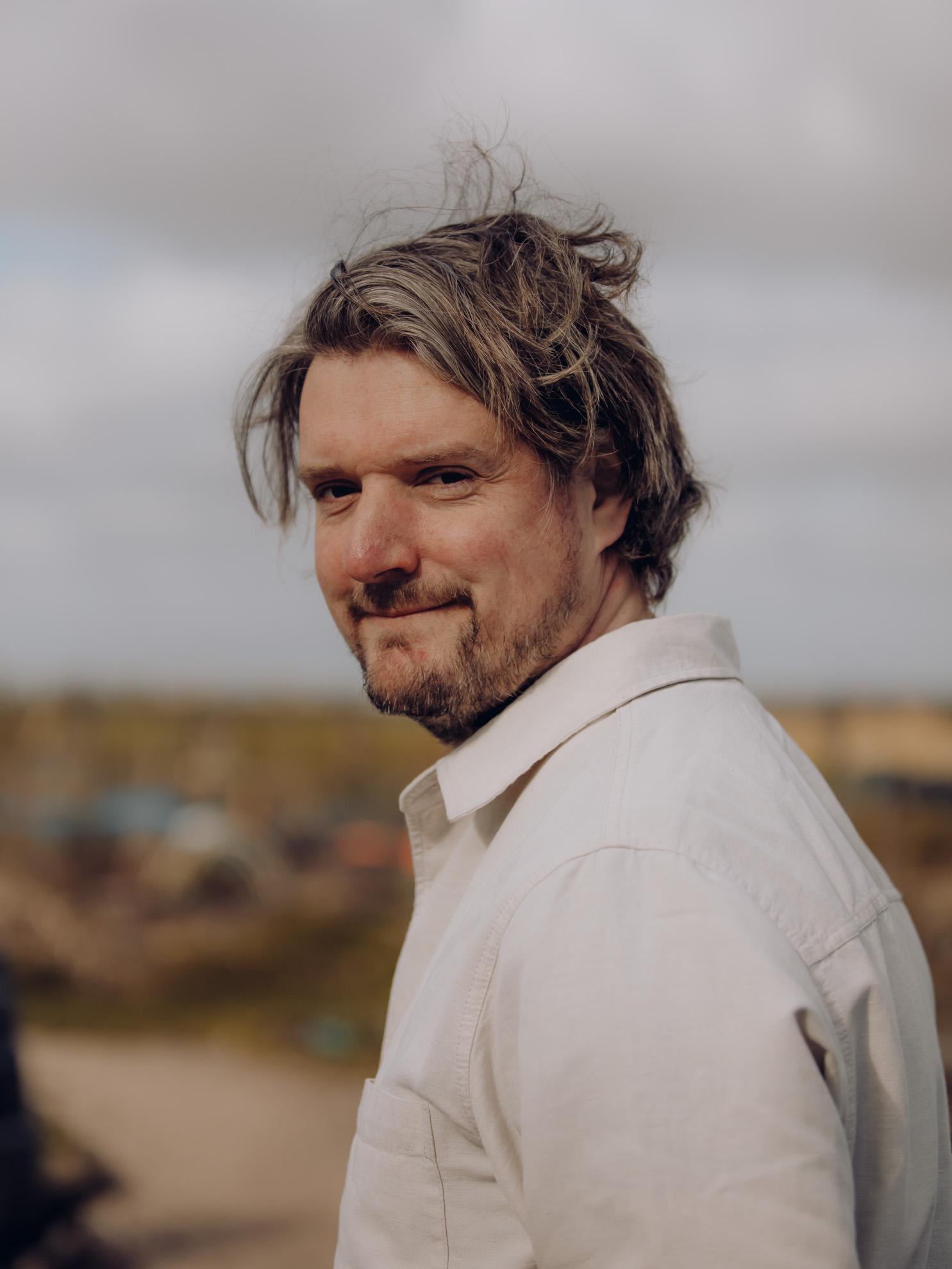 chef Thijs Steur in de open keuken van De Broeker Huiskamer
