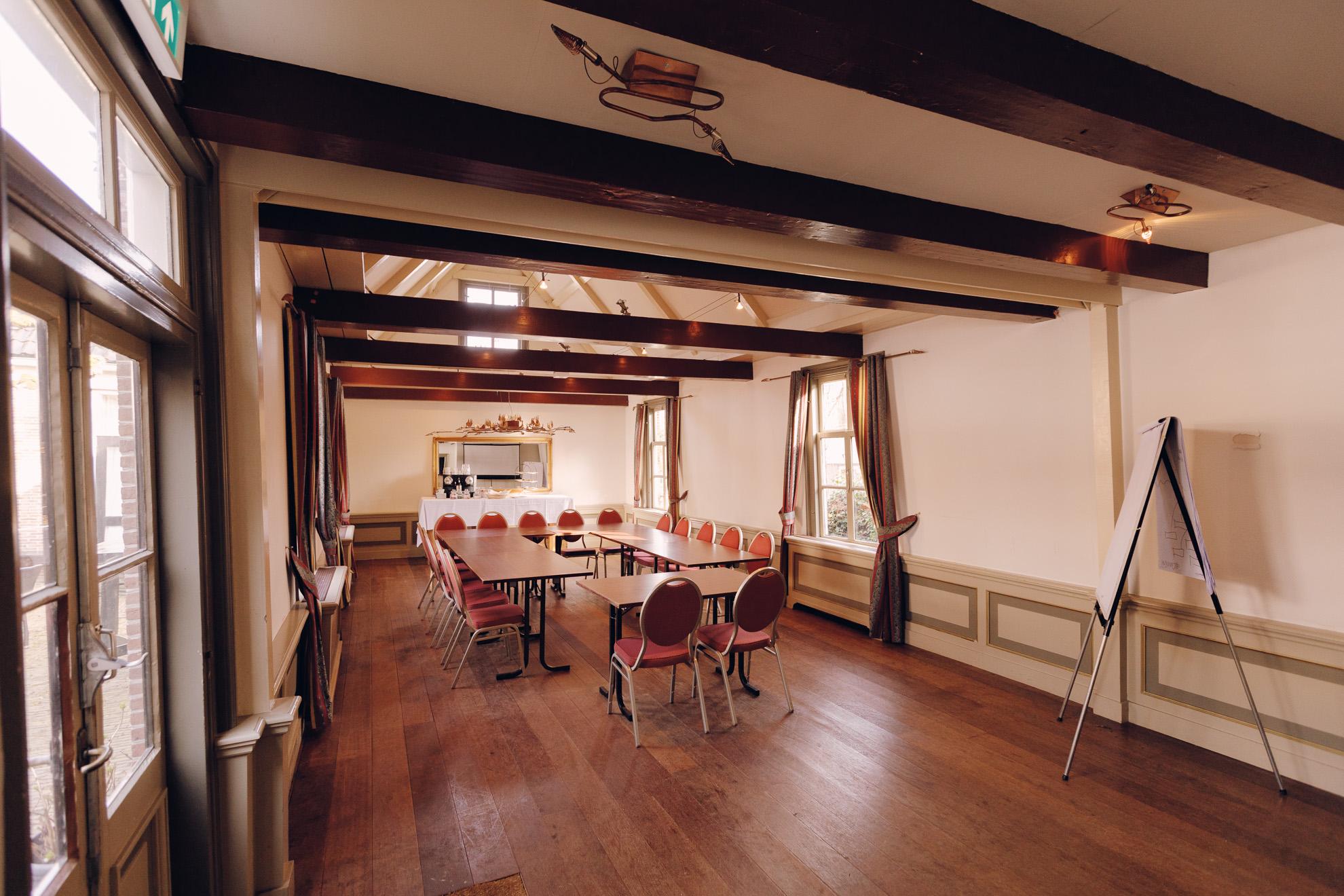 De tuinzaal in het Broeker Huis in U-opstelling