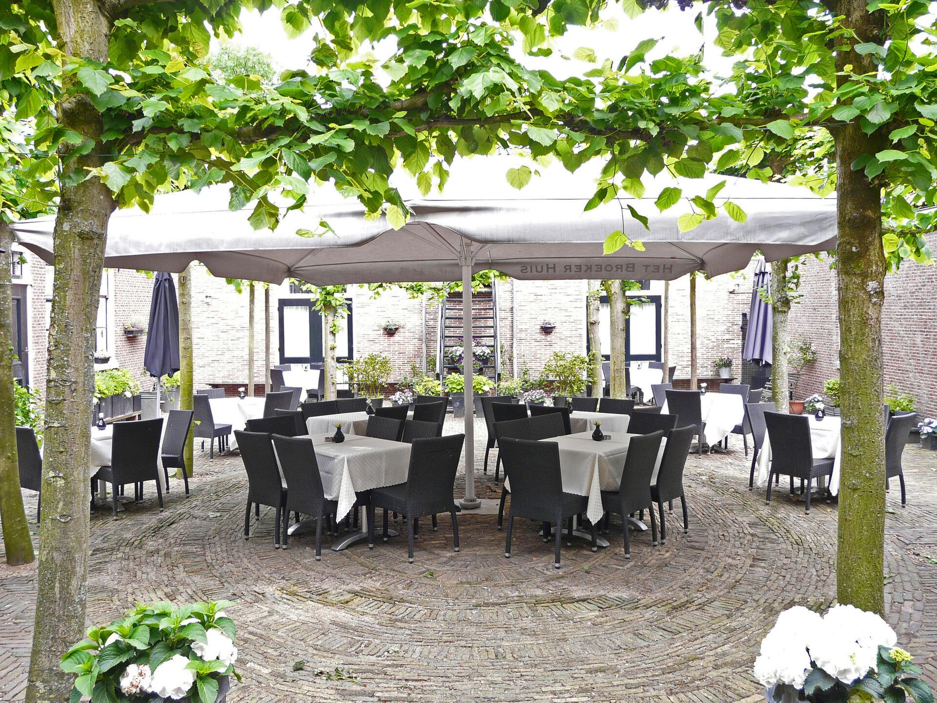 De binnenplaats van het broekr huis gedekt voor een diner na een vergaderdag