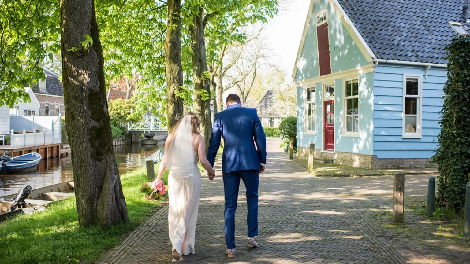 Bruidspaar wandelt door Broek in Waterland trouwlocatie