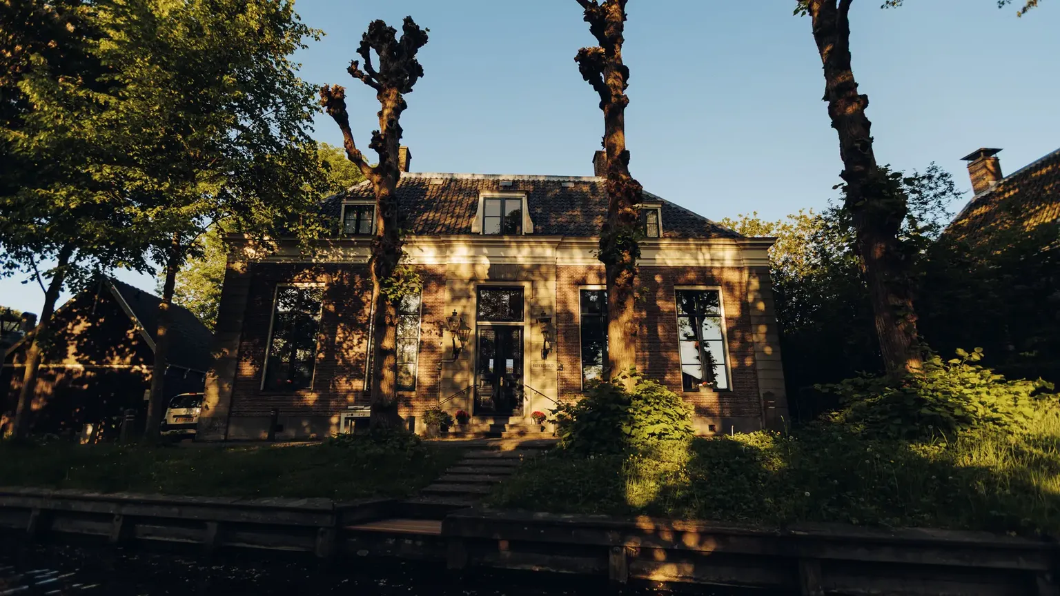 Het Broeker Huis gezien vanaf het water Broek in Waterland
