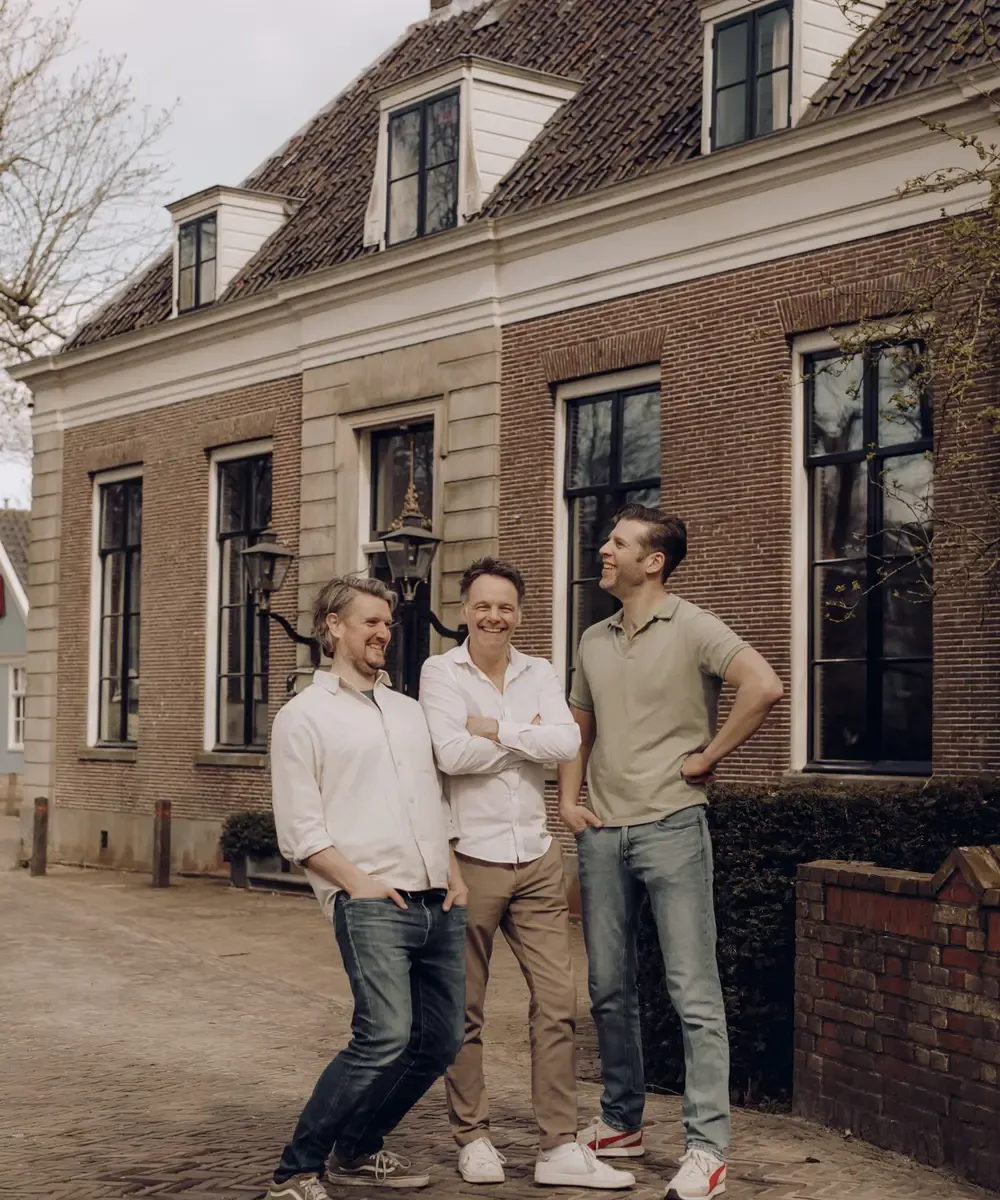 Team Thijs Jeppe en Thomas lachend voor Het Broeker Huis