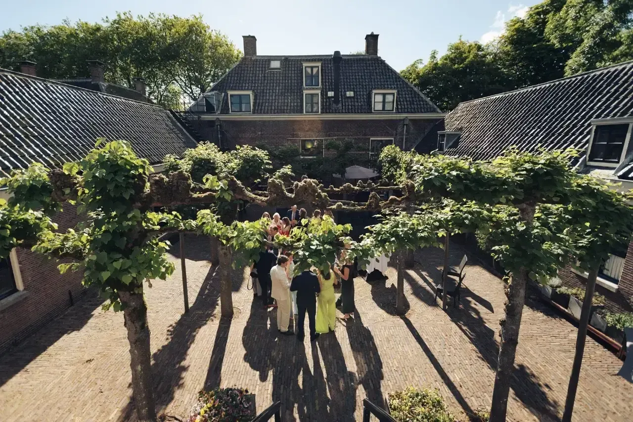Zicht op de romantische binnenplaats met bloemen op een tafel