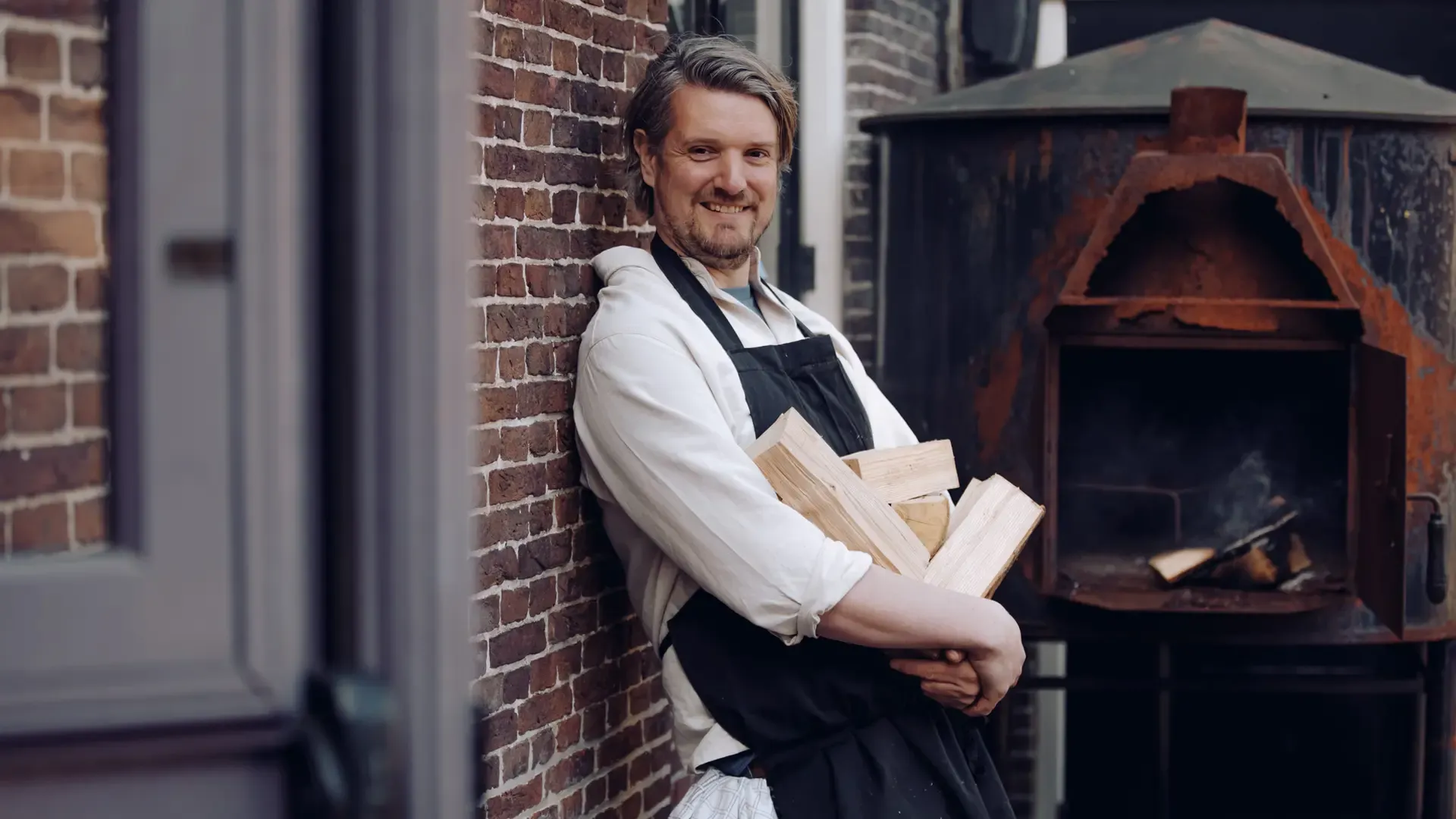 Chef Thijs Steur aan de houtoven Het Broeker Huis