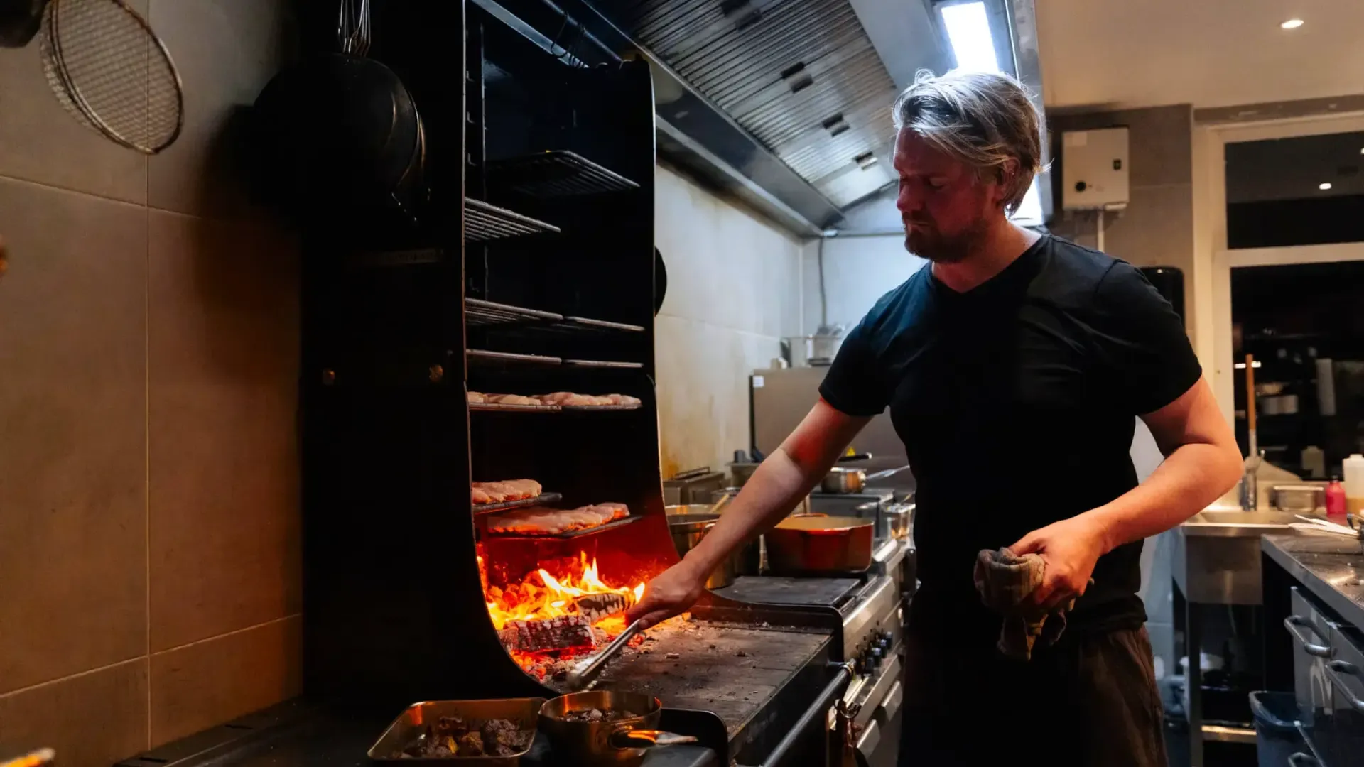 Chef Thijs Steur in keuken met houtvuur Het Broeker Huis