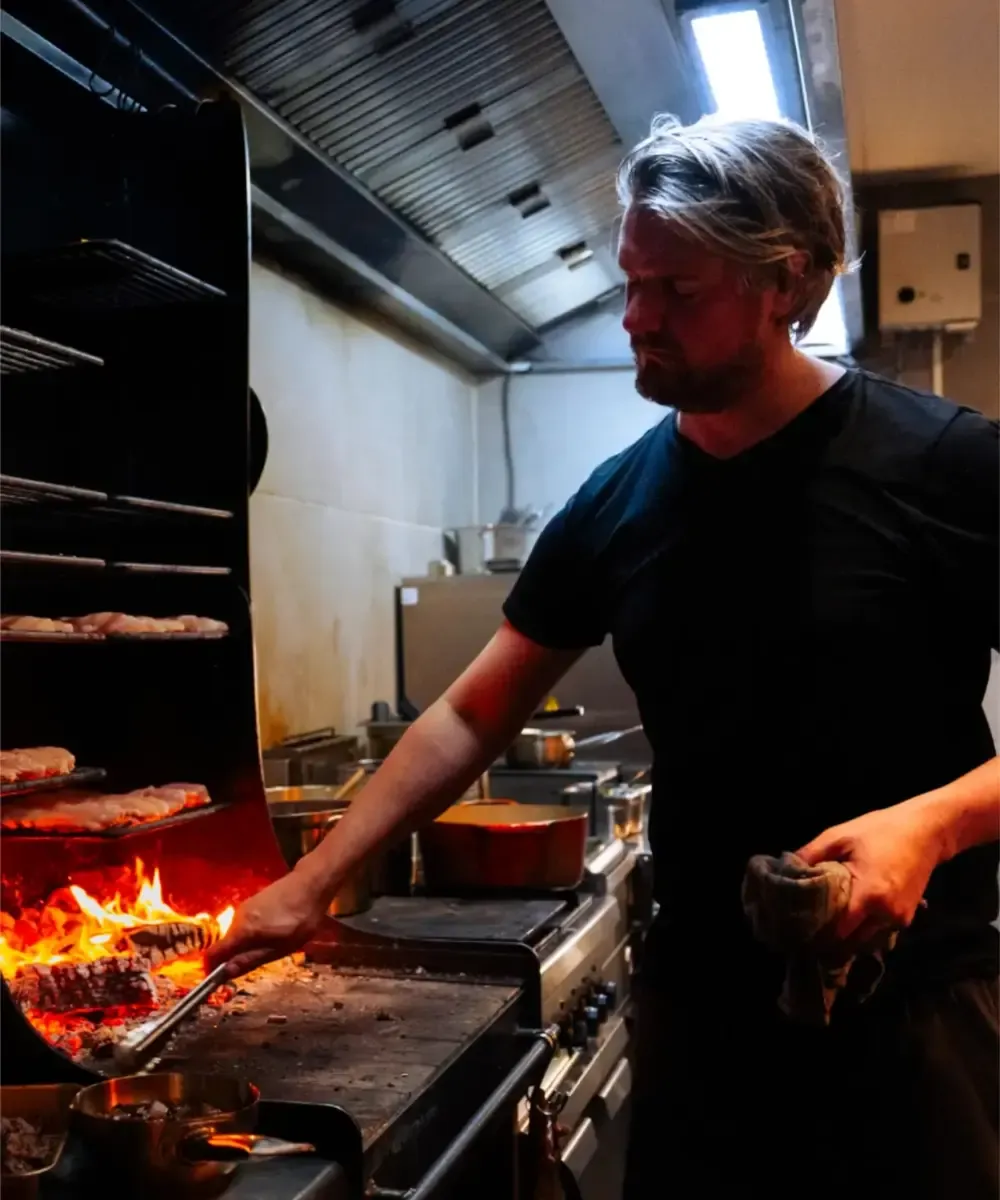 Chef Thijs Steur bereidt vis op houtvuur Het Broeker Huis