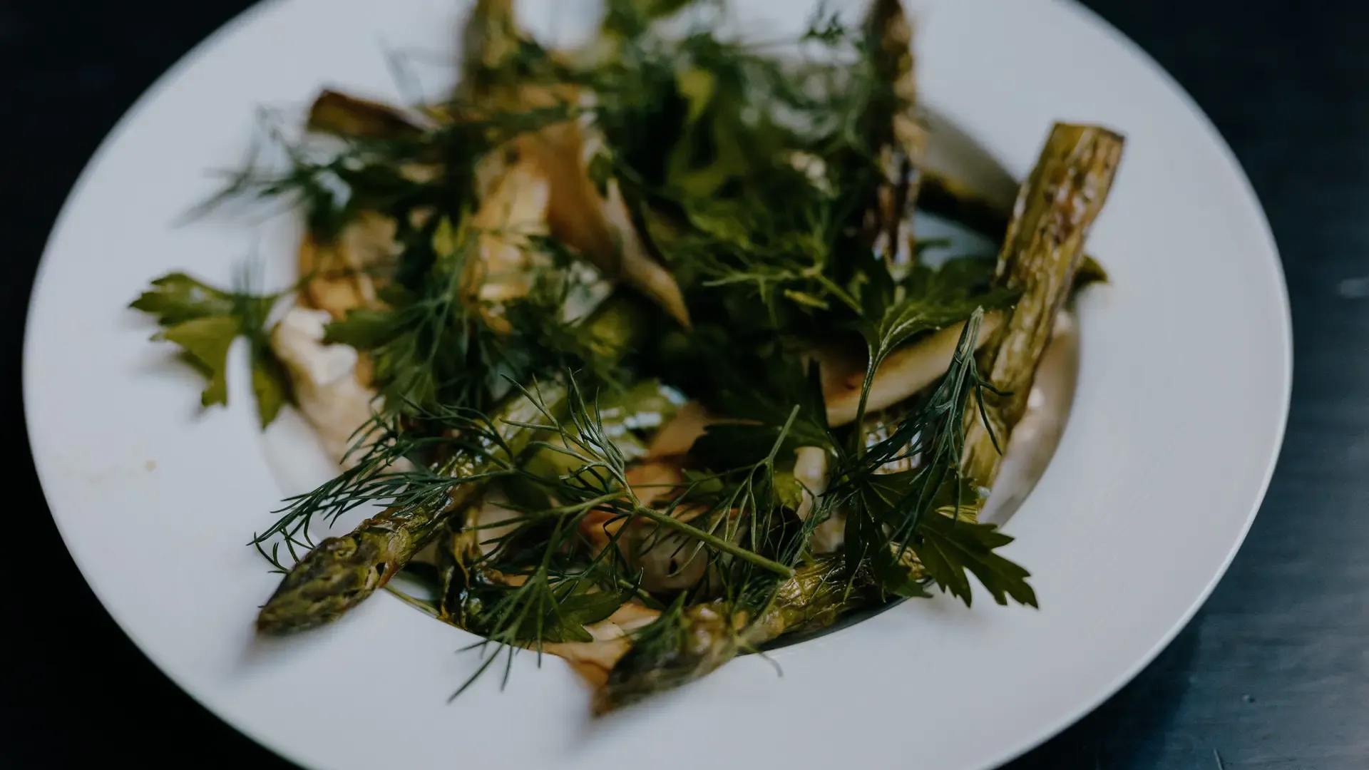 Geroosterde asperges met pistou en kruiden Het Broeker Huis
