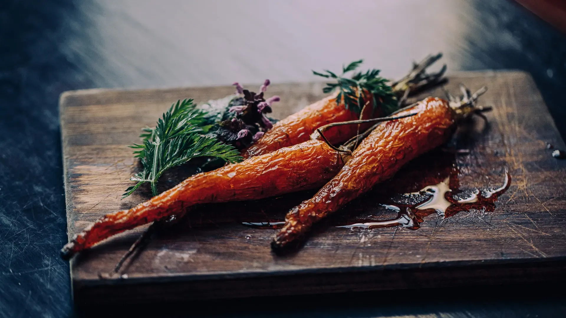 Geroosterde wortels op snijplank lunch Het Broeker Huis
