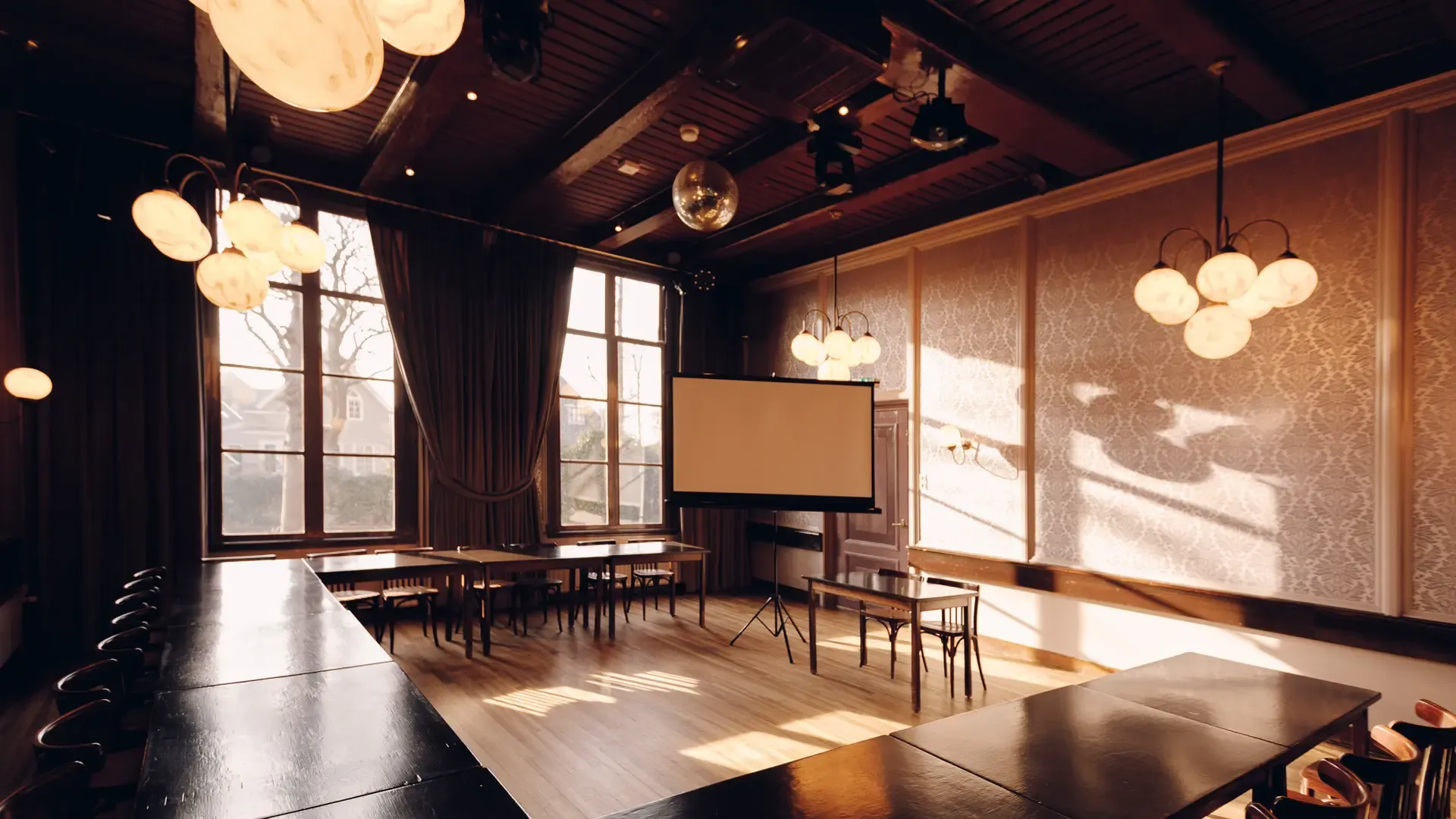 De Grote Zaal van Het Broeker Huis in U-opstelling met mooie lichtinval door grote ramen