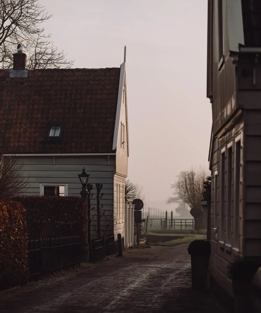 Houten huizen in ochtend Broek in Waterland