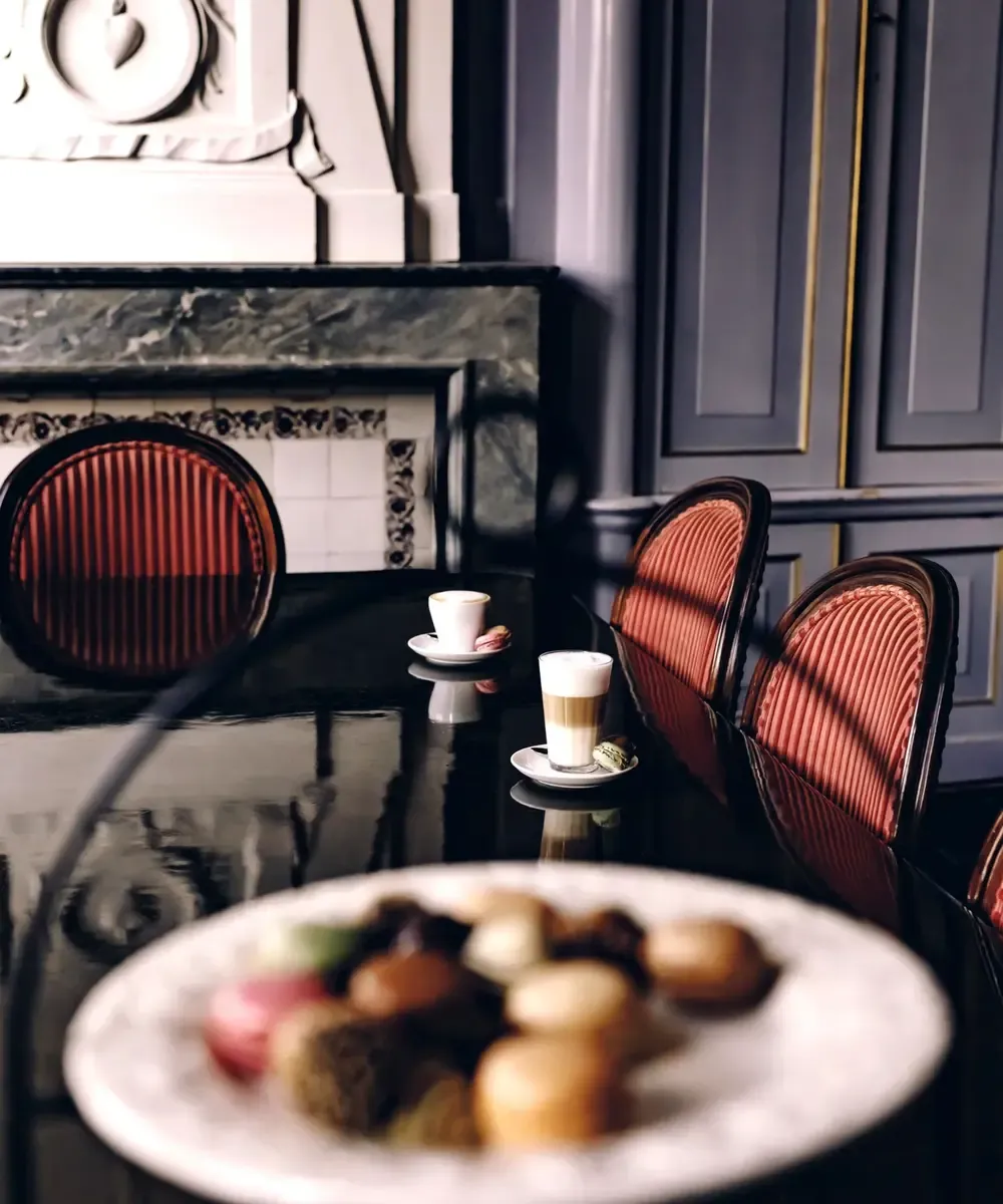 Buiten vergaderen en napraten met borrel op het water