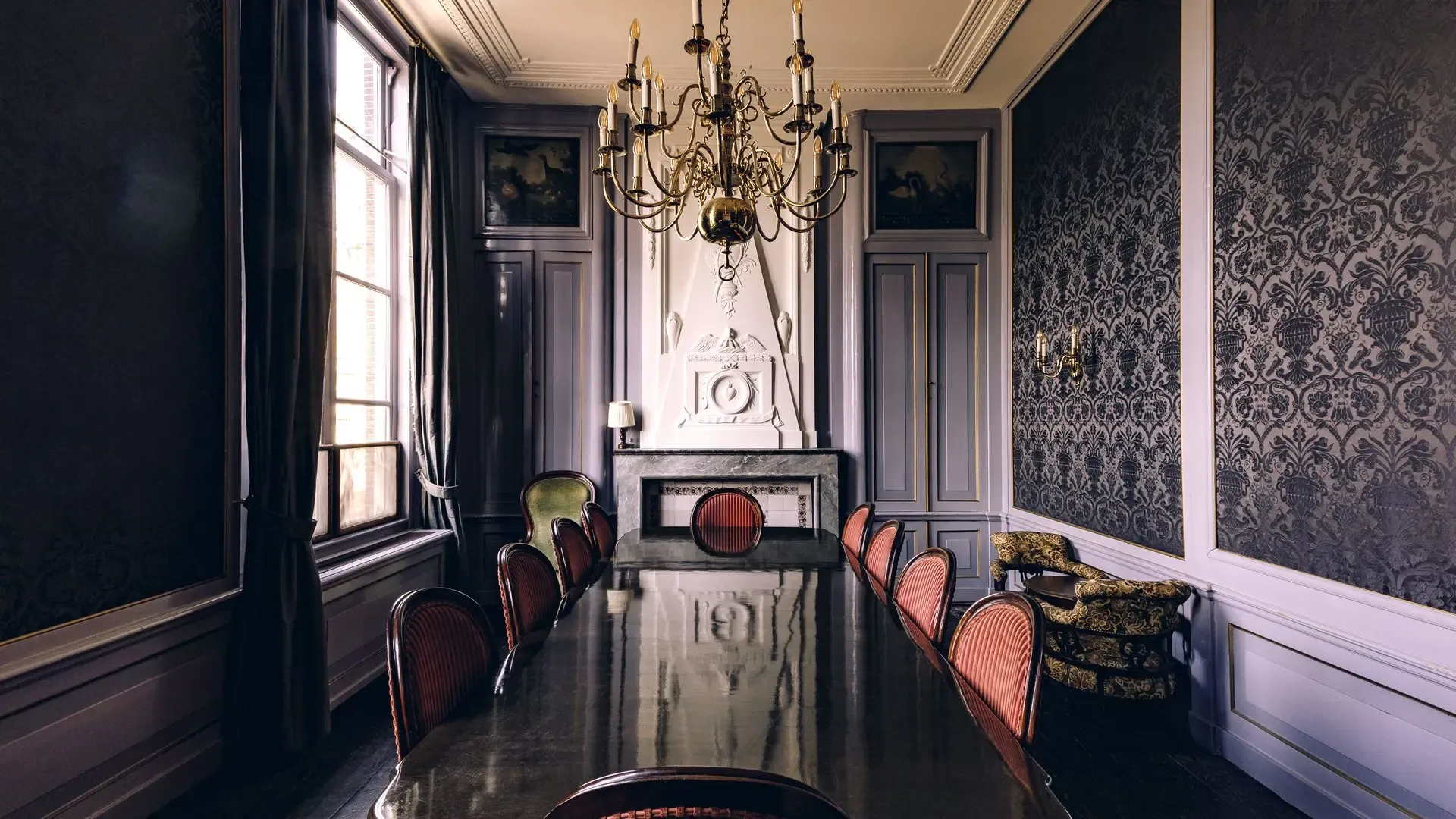 Regentessenkamer met lange vergadertafel en kroonluchter in Het Broeker Huis