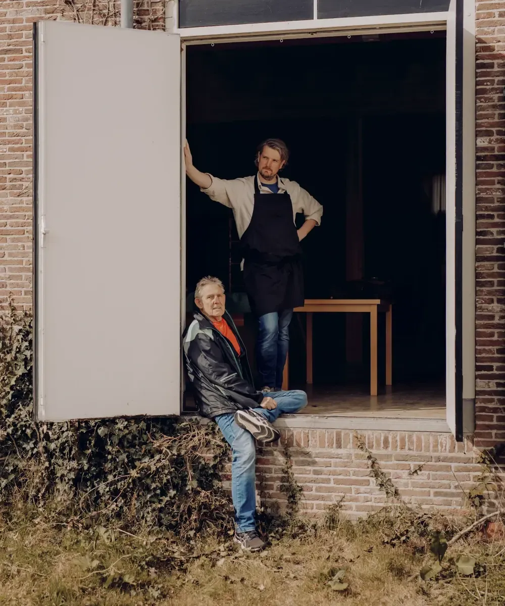 Sjaak Steur en chef Thijs Steur bij deuropening Het Broeker Huis