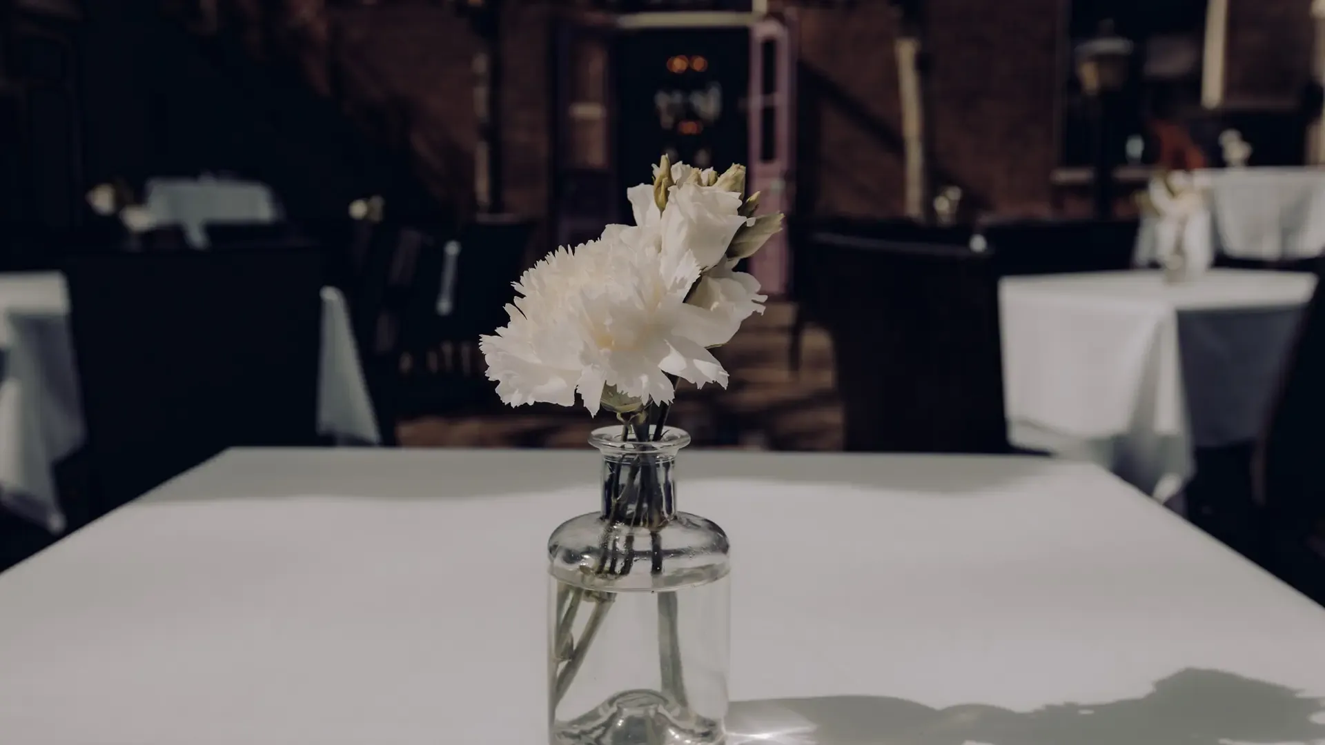 Stel dineert romantisch op binnenplaats Het Broeker Huis