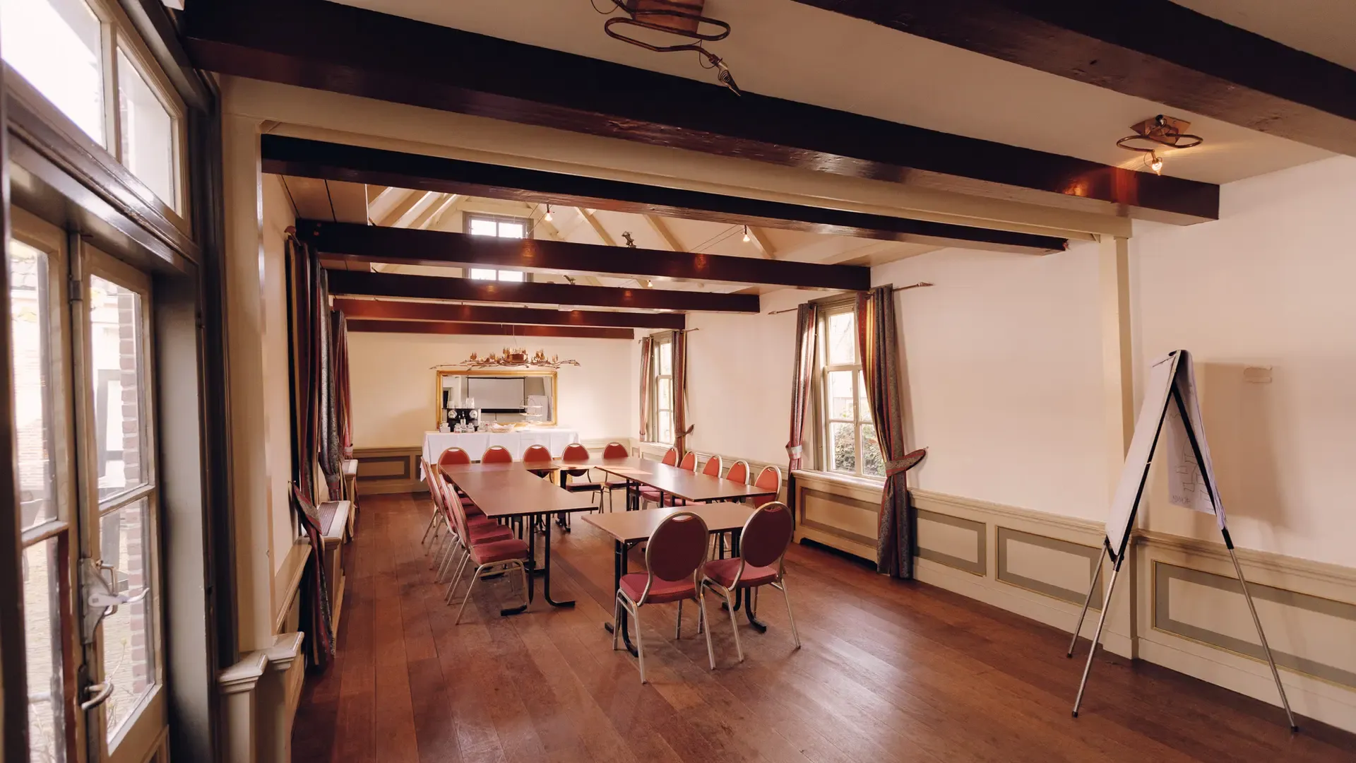 Tuinzaal in U-opstelling voor vergaderen in Het Broeker Huis