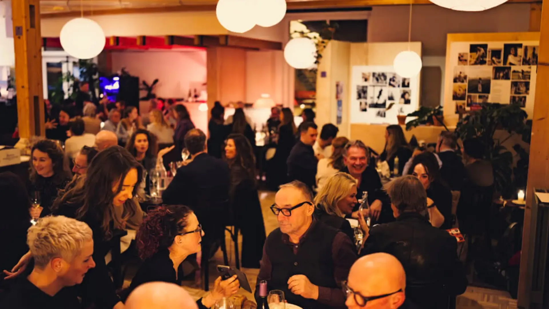 Vol restaurant met gasten op een avond in Het Broeker Huis