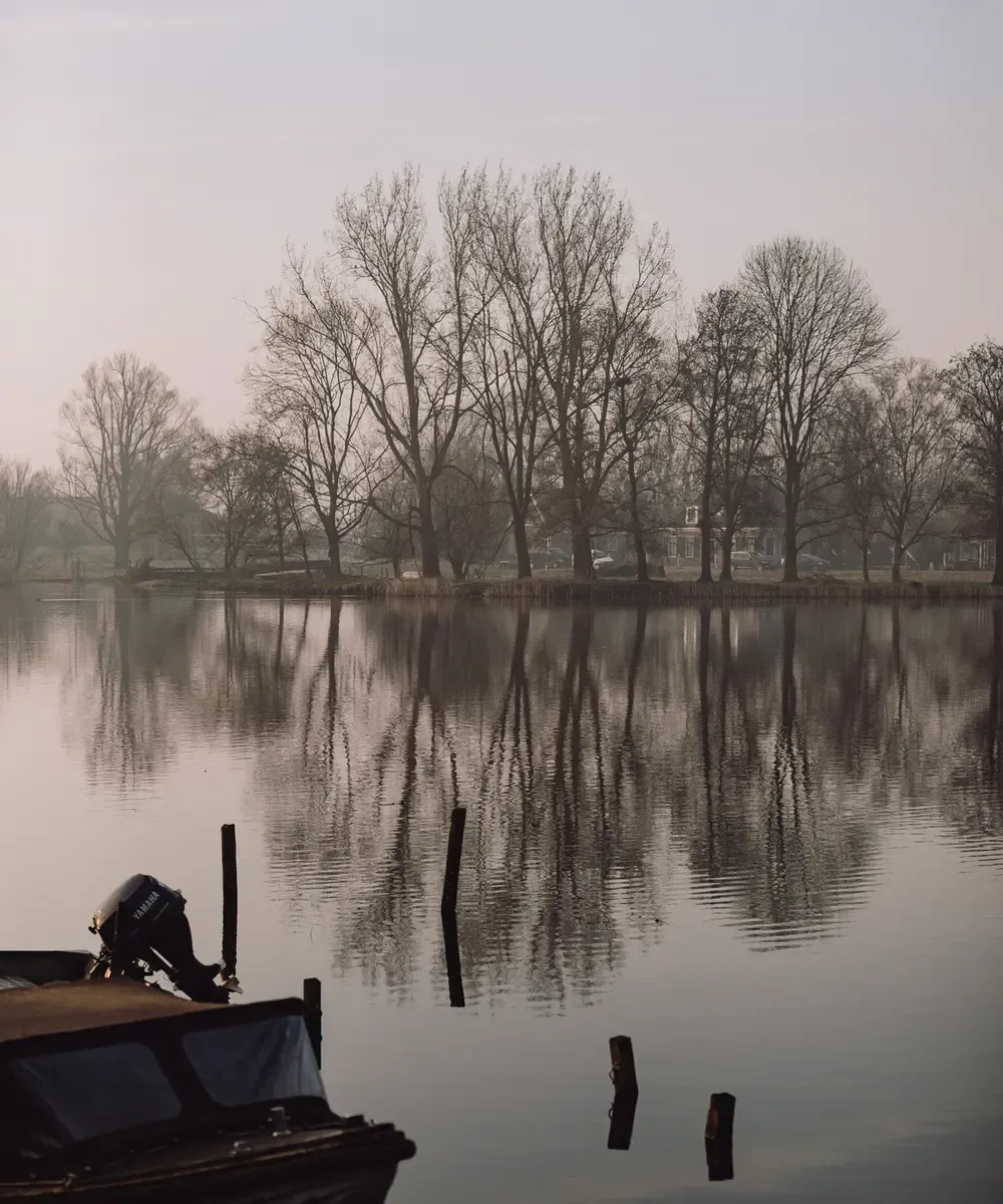 Waterreflectie met bomen Broek in Waterland