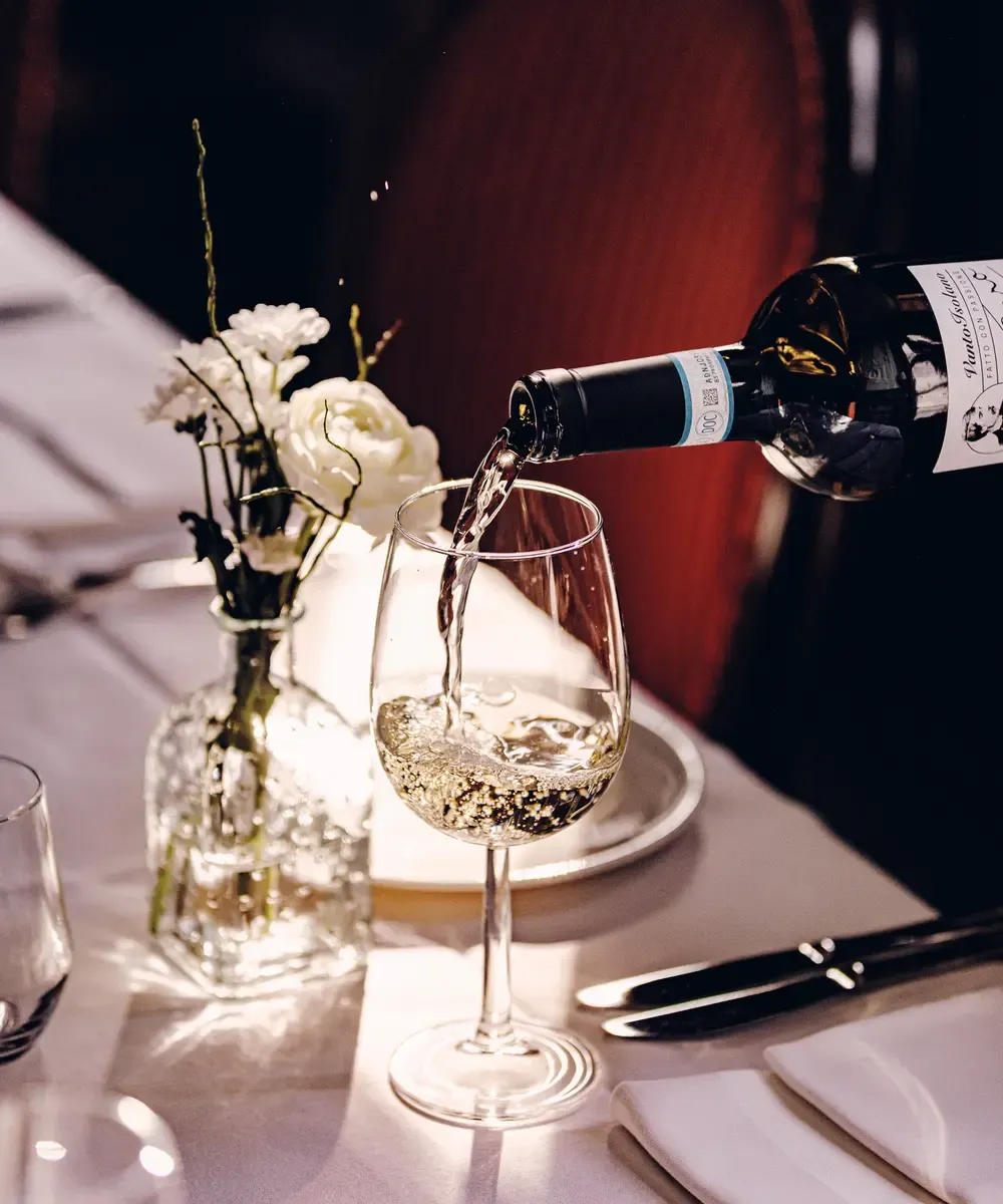 Wijn inschenken bij diner Het Broeker Huis