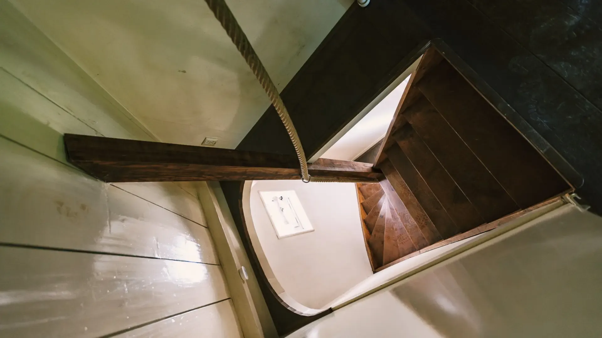 Monumentaal trapgat met touw in B&B Het Broeker Huis