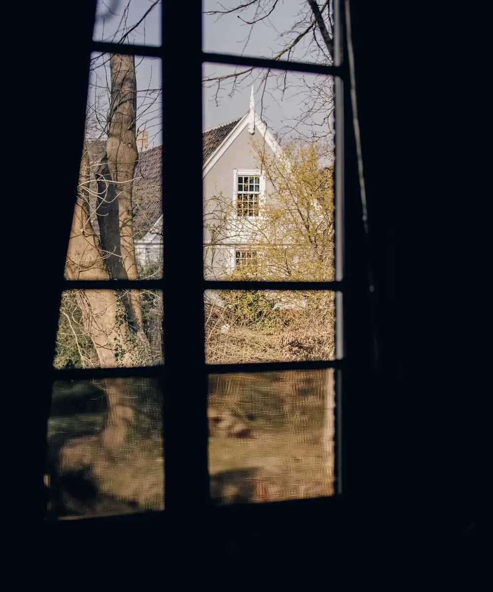 Uitzicht op dorp door raam Het Broeker Huis