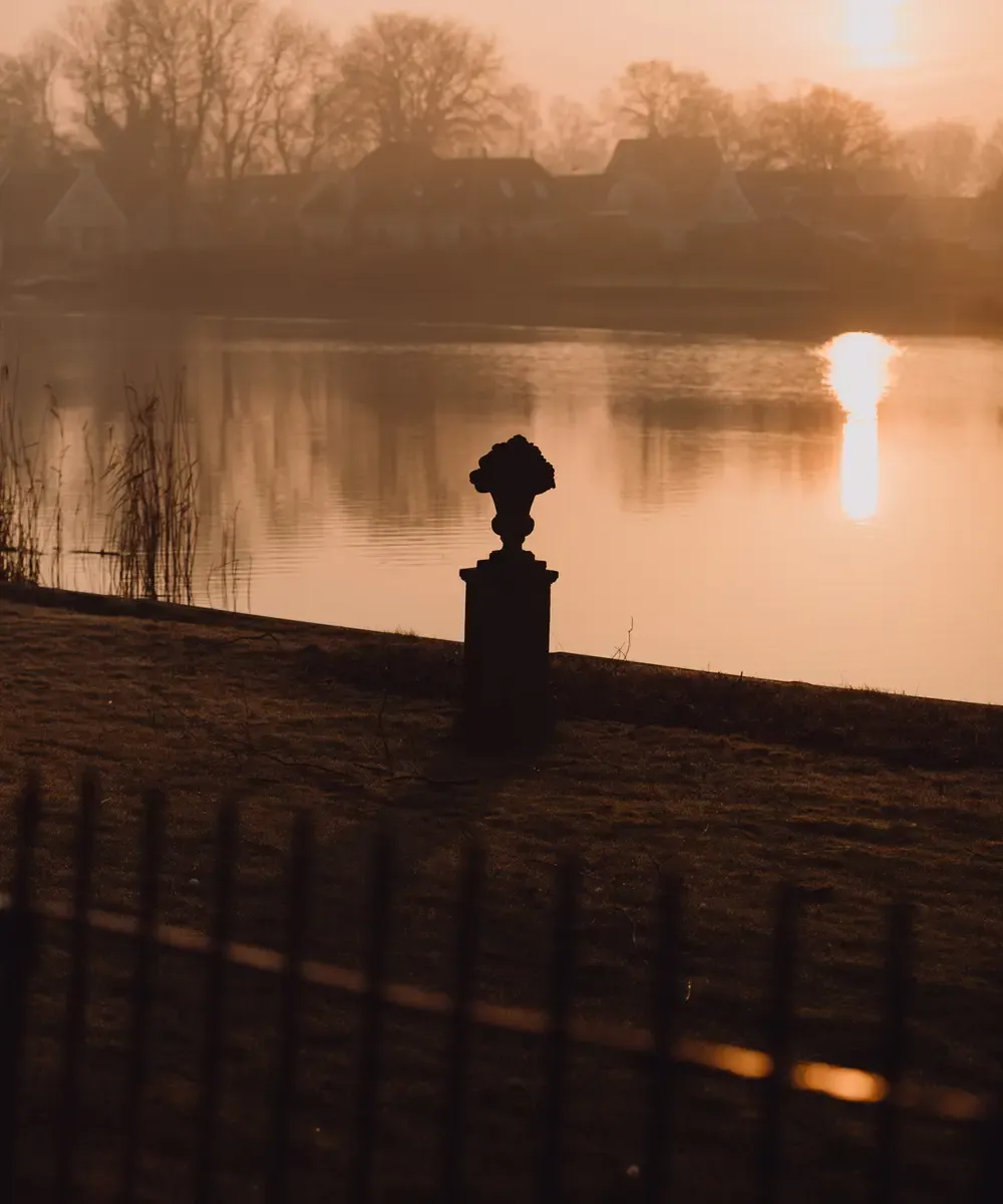 Zonsopgang over het water met silhouet in Broek in Waterland